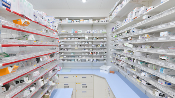 スギ薬局　南茨木店の薬棚
