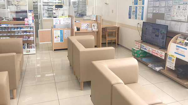 ウエルシア薬局伊達桑折店の待合スペース