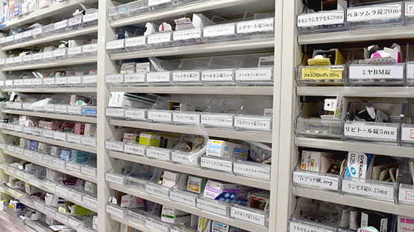 なでしこ薬局　桂川店の薬棚