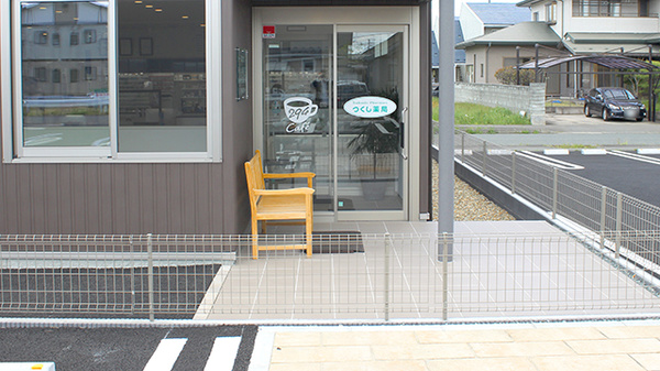 つくし薬局　柳原店の入口