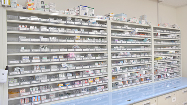 サン薬局　あやめ池店の薬棚