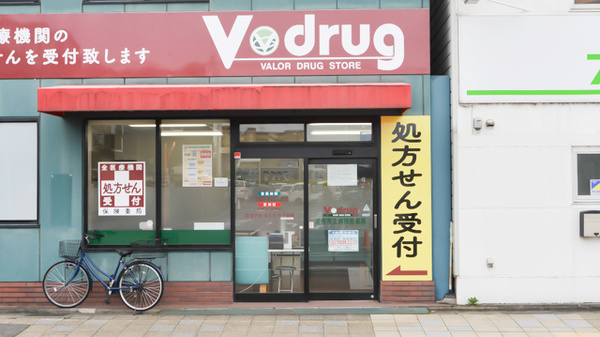 V・drug　京都市立病院前薬局の入口