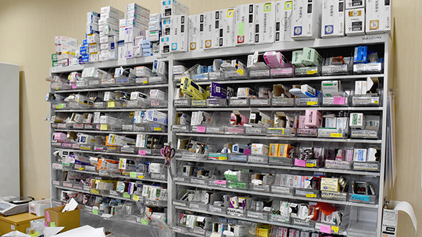仁天堂薬局戸塚町店の薬棚