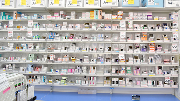 クリエイト薬局藤沢善行店の薬棚