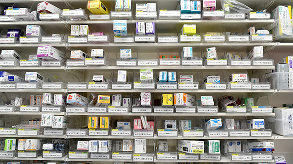 アカカベ薬局　出口店の薬棚