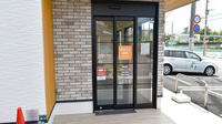 大賀薬局　屋形原店の入口