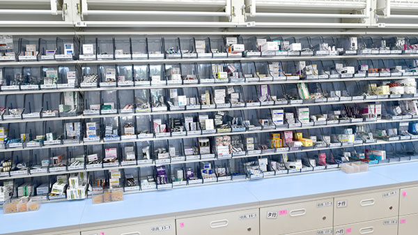 大賀薬局　屋形原店の薬棚
