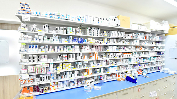 大賀薬局 新水巻病院前店の薬棚
