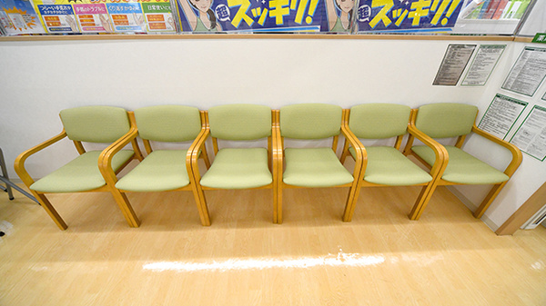 スギ薬局　川口西新井宿店の待合スペース