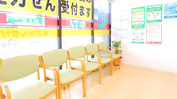 スギ薬局　鹿浜店の待合スペース