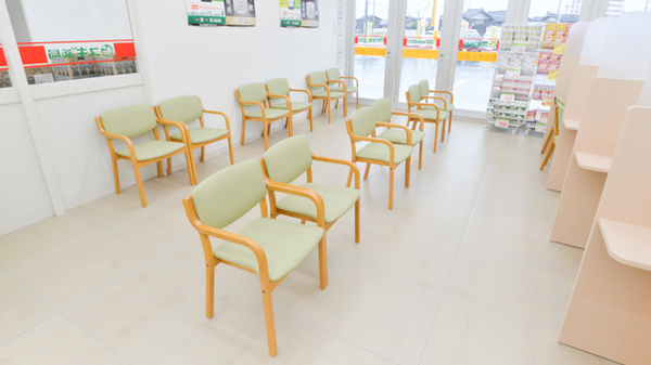 スギ薬局　野々市堀内店の待合スペース