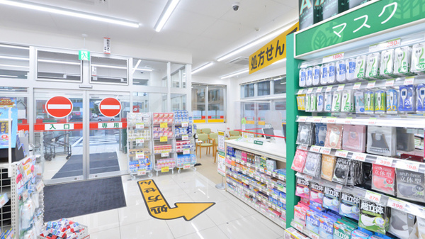 スギ薬局　南富山店の入口