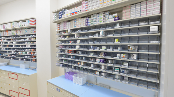 スギ薬局　南富山店の薬棚