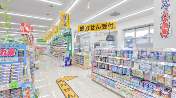 スギ薬局　高岡中央店の入口