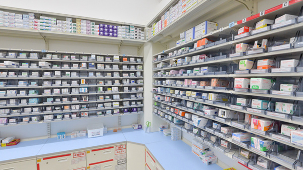 スギ薬局　高岡中央店の薬棚