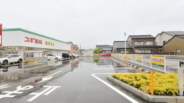 スギ薬局　高岡中央店の駐車場