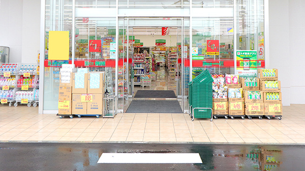 スギ薬局　小田原小台店の入口