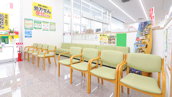 スギ薬局　小田原小台店の待合スペース
