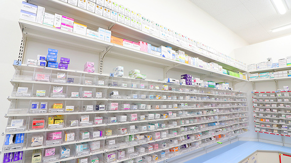 スギ薬局　小田原小台店の薬棚