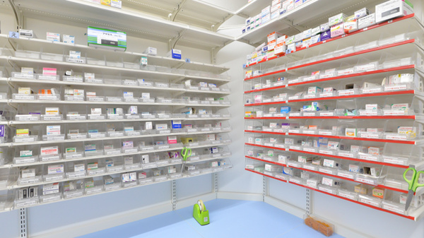 スギ薬局　名鉄名古屋店の薬棚
