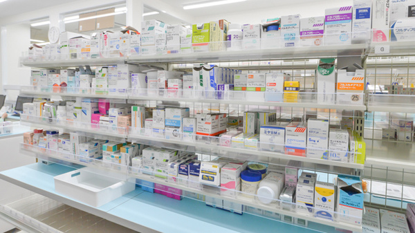スギ薬局　長瀬駅前調剤店の薬棚