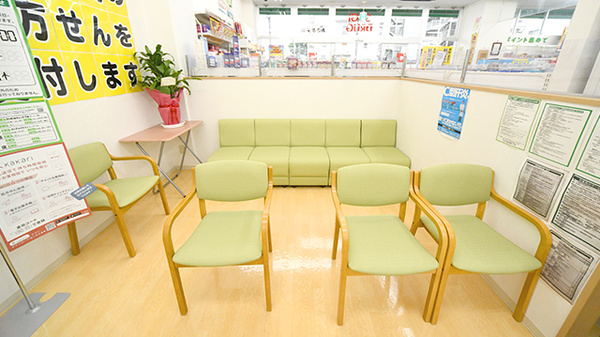 スギ薬局　あさか栄店の待合スペース