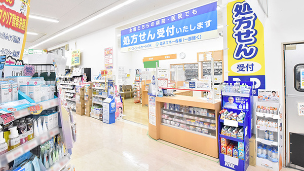 調剤薬局ツルハドラッグ高蔵寺白山店の入口