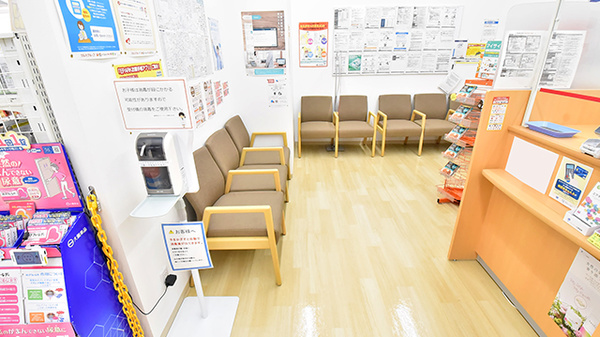 調剤薬局ツルハドラッグ高蔵寺白山店の待合スペース