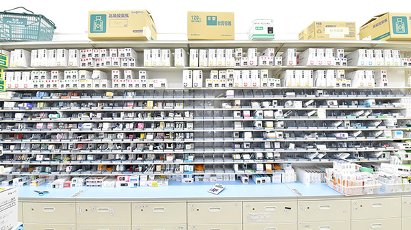 調剤薬局ツルハドラッグ高蔵寺白山店の薬棚