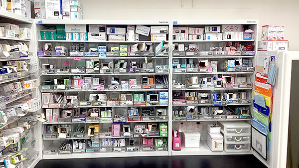 水戸薬局ハーブ店の薬棚