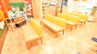 クオール薬局 新保店の待合スペース