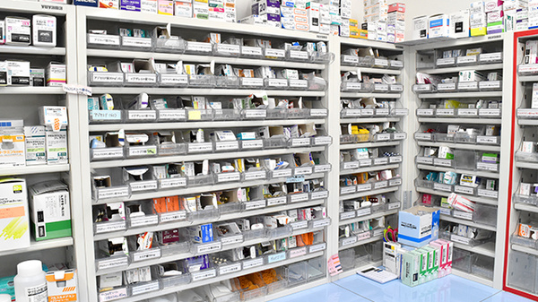 まつなし薬局 大山崎店の薬棚