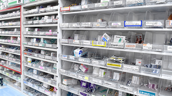 お茶の木薬局の薬棚