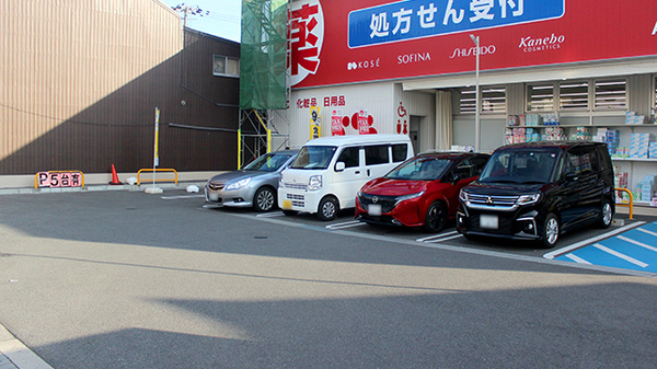 アカカベ薬局　桑津店の駐車場