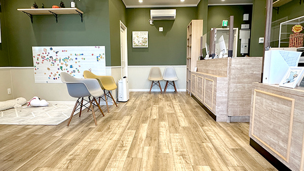 アイリス調剤薬局 新座店の待合スペース