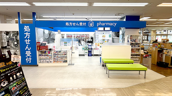 薬局トモズ菊名店の入口