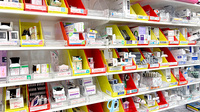 薬局トモズ菊名店の薬棚