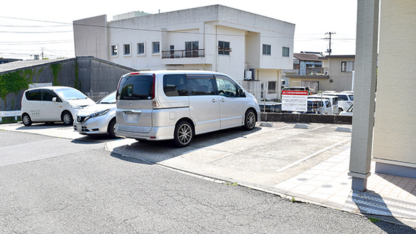 シフト秋谷薬局の駐車場