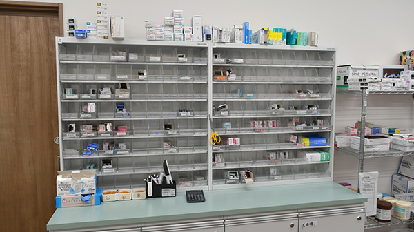 スギひかり薬局問屋町店の薬棚