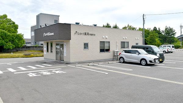 スギひかり薬局問屋町店の駐車場