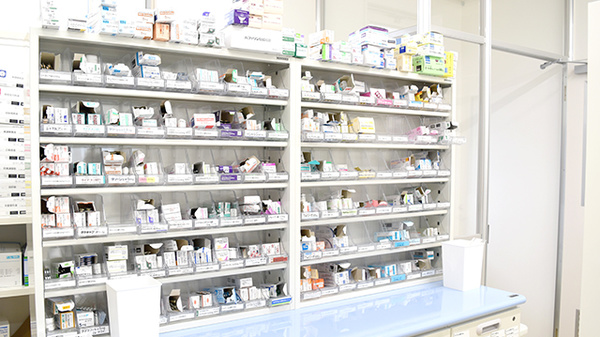 おおがき南調剤薬局の薬棚