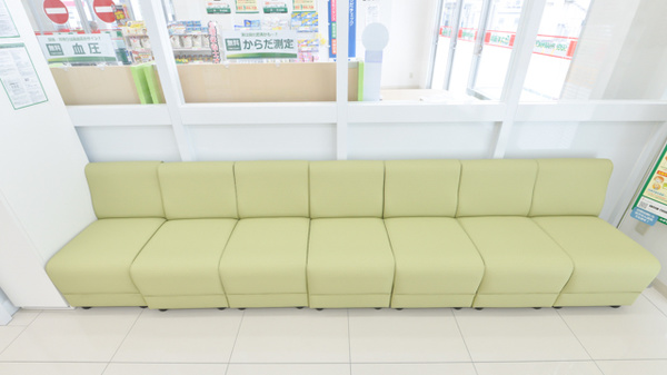 スギ薬局　野々上店の待合スペース