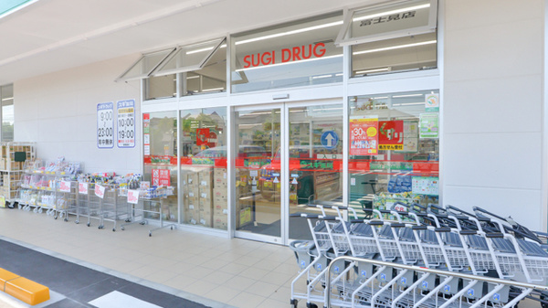 スギ薬局　富士見店の入口