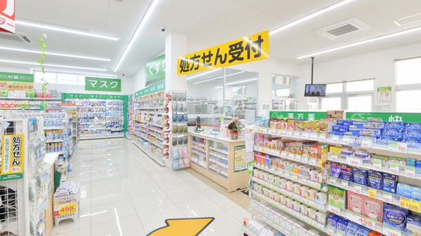 スギ薬局　富士見店の入口