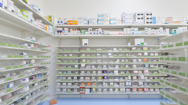 スギ薬局　富士見店の薬棚