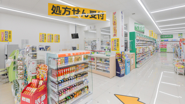 スギ薬局　敦賀南店の入口