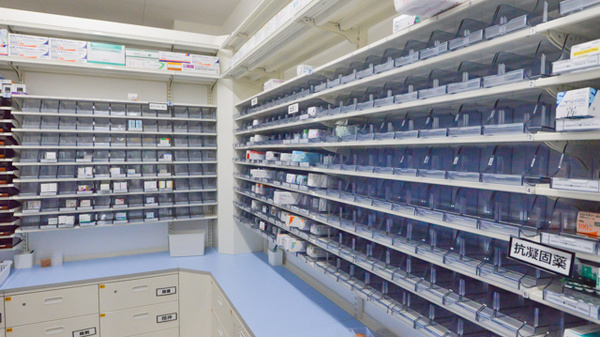 スギ薬局　敦賀南店の薬棚