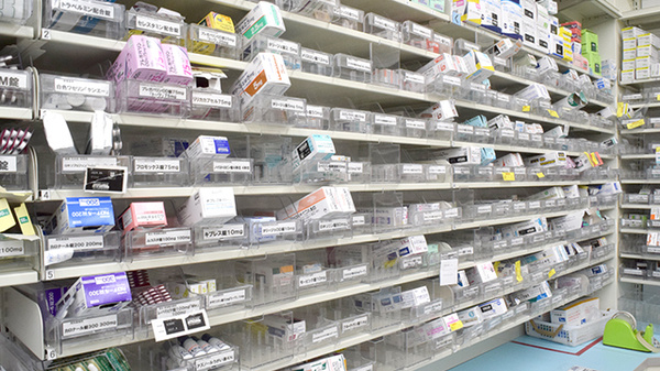 スギ薬局　南生駒店の薬棚