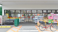 スギ薬局　吹田店の入口