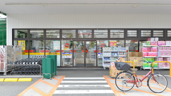 スギ薬局　吹田店の入口